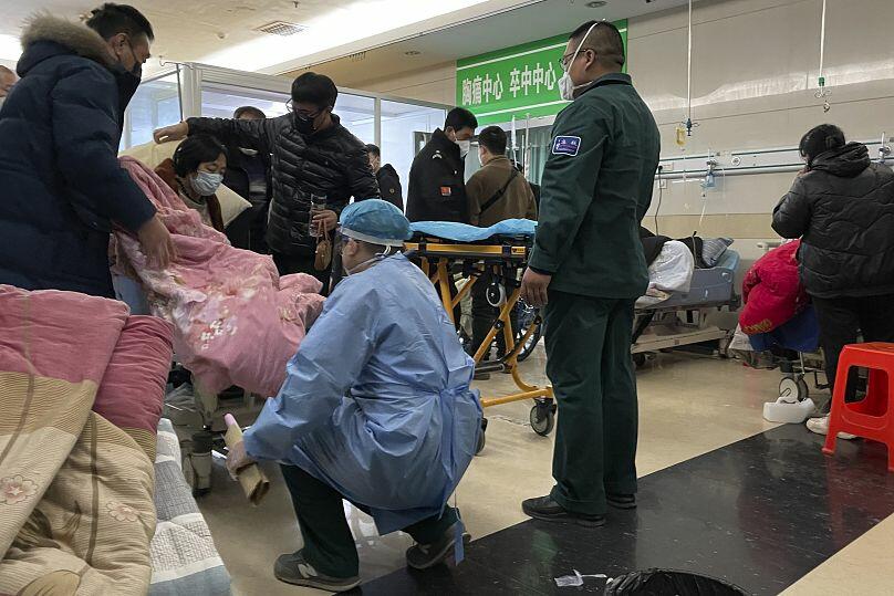 В Китае из-за коронавируса переполнены больницы и морги