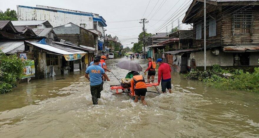 Число жертв наводнений на Филиппинах продолжает расти