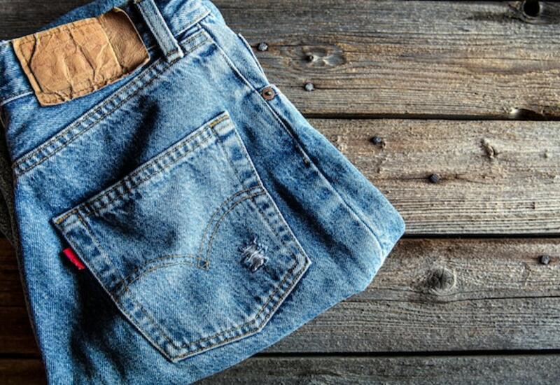 Блогерша раскрыла простой способ уменьшить широкие джинсы в домашних условиях
