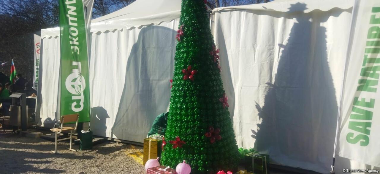 На территории проведения акции на Лачинской дороге устанавливается новогодняя елка
