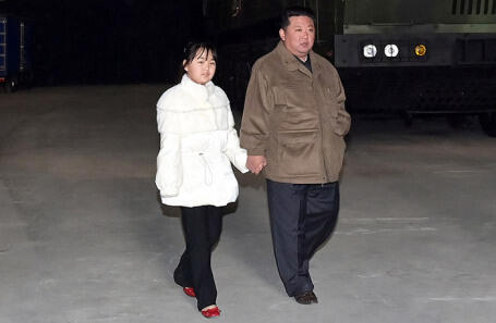 Ким Чен Ын вместе с дочерью осмотрел место хранения баллистических ракет