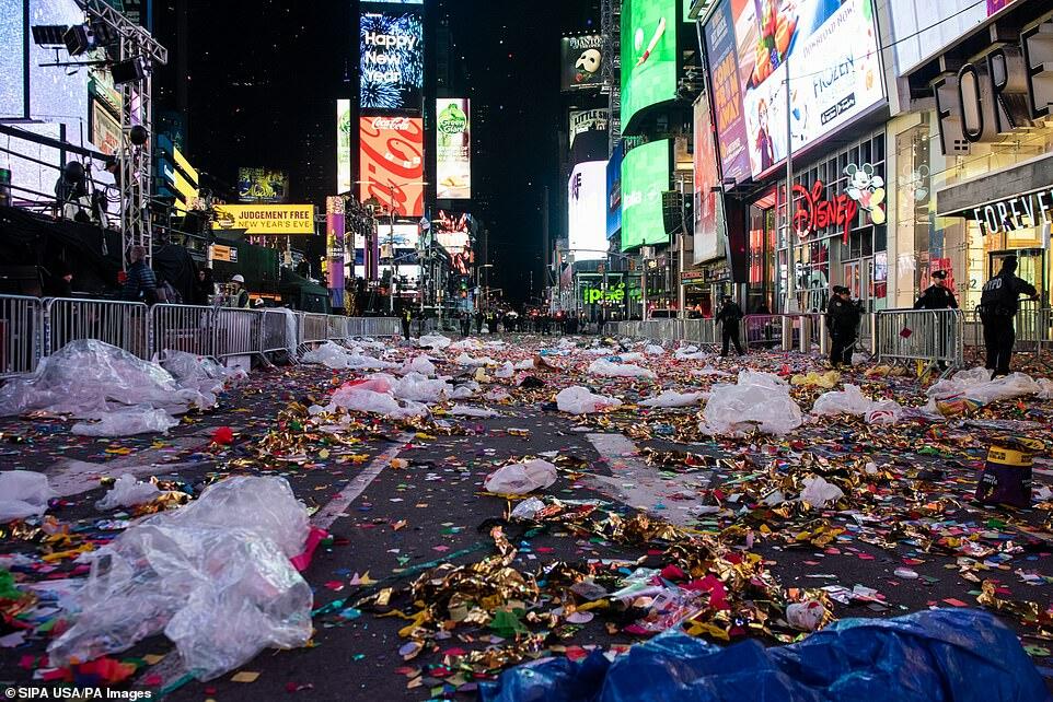 Таймс-сквер превратили в мусорную свалку на Новый год