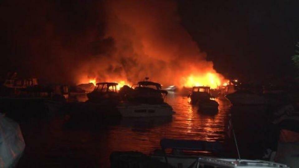 Крупный пожар на лодках, пришвартованных в Стамбуле