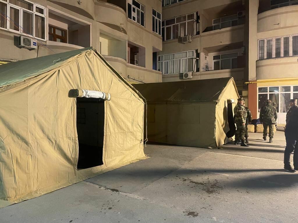В Баку установлены палатки для жителей здания, где произошел взрыв