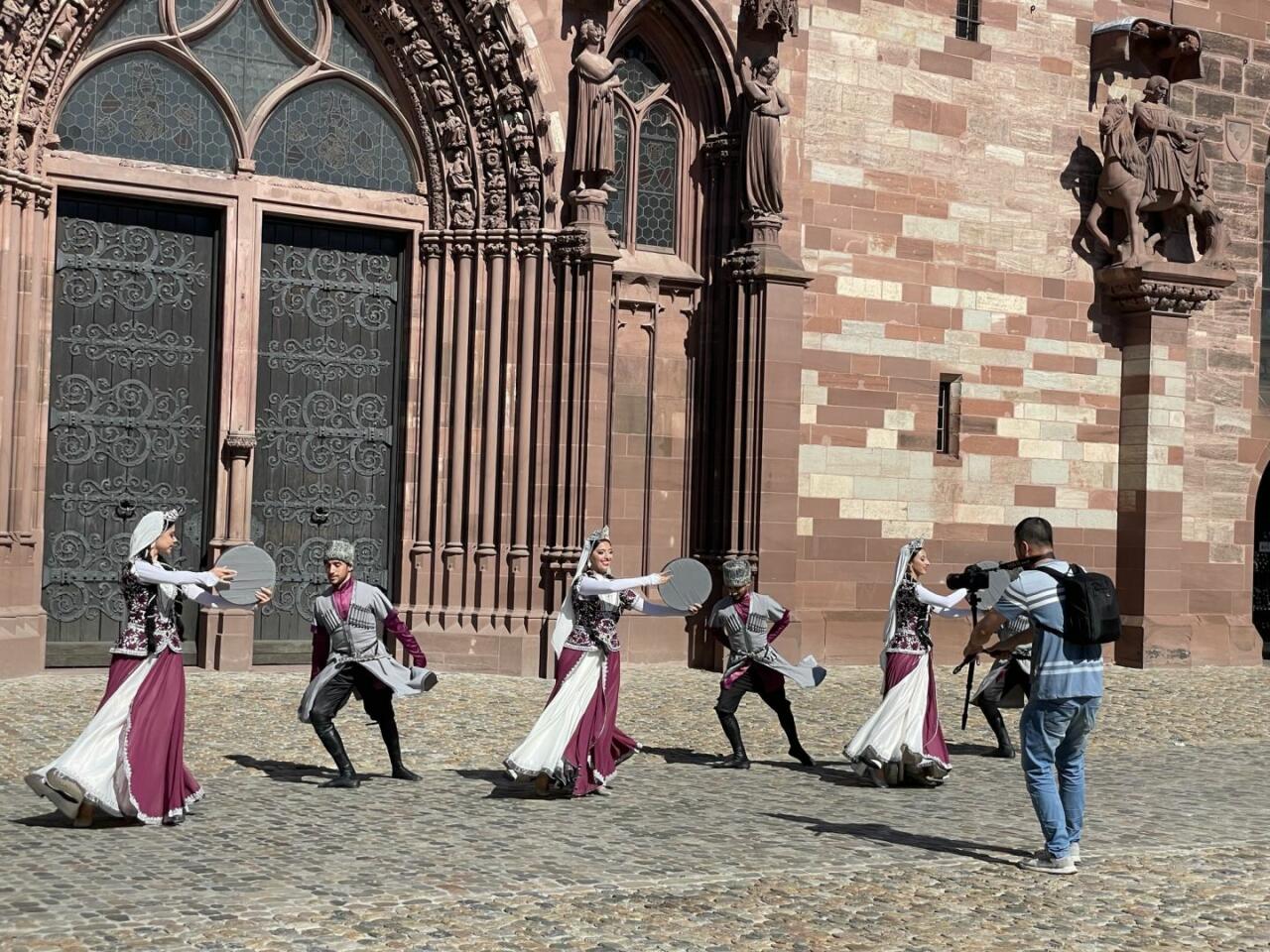 Азербайджанский танец перед Кафедральным собором Базеля