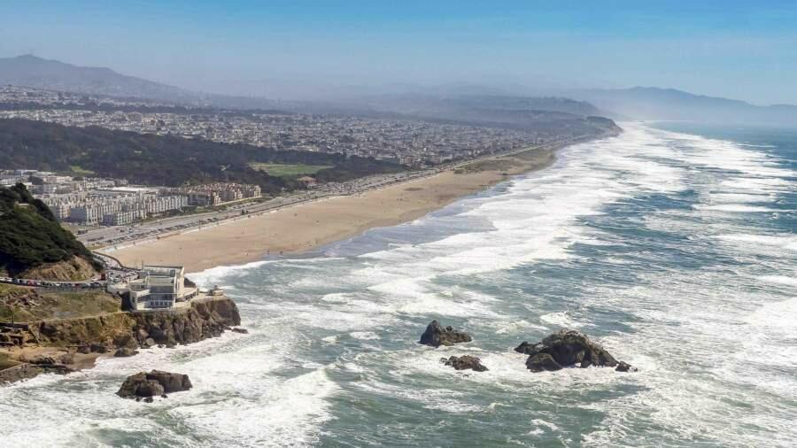 В США цунами разрушили калифорнийские пляжи