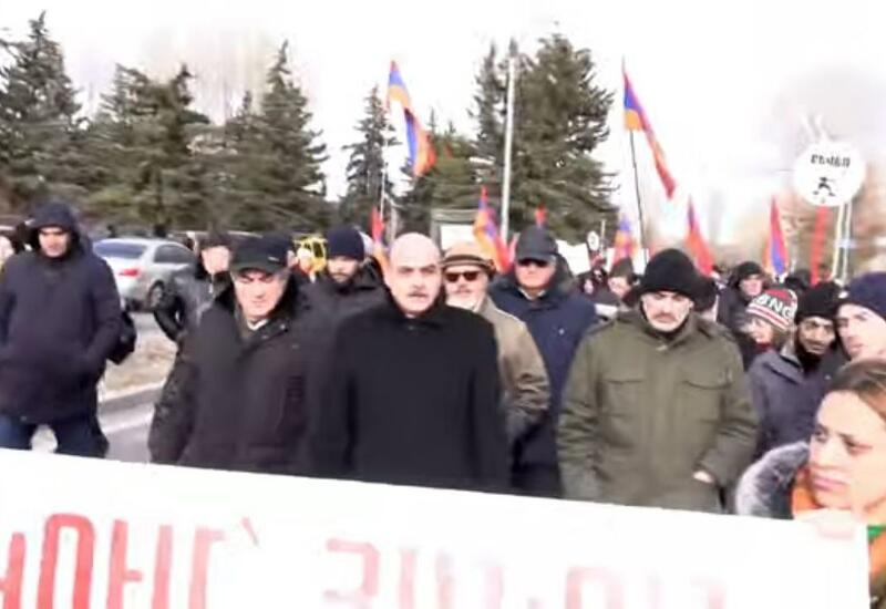 Армяне собрались на блокаду российской базы в Гюмри