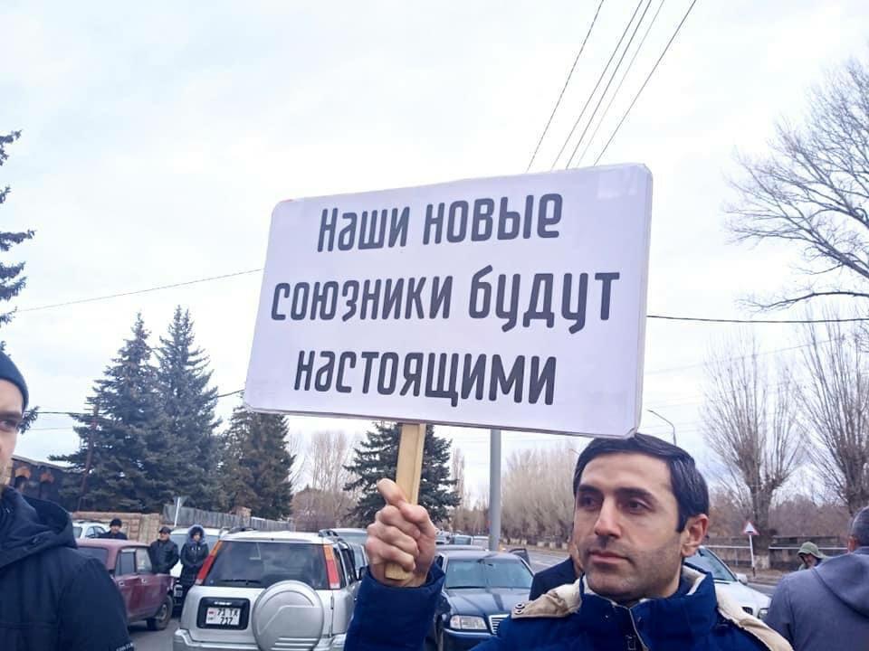 Армяне собрались на блокаду российской базы в Гюмри