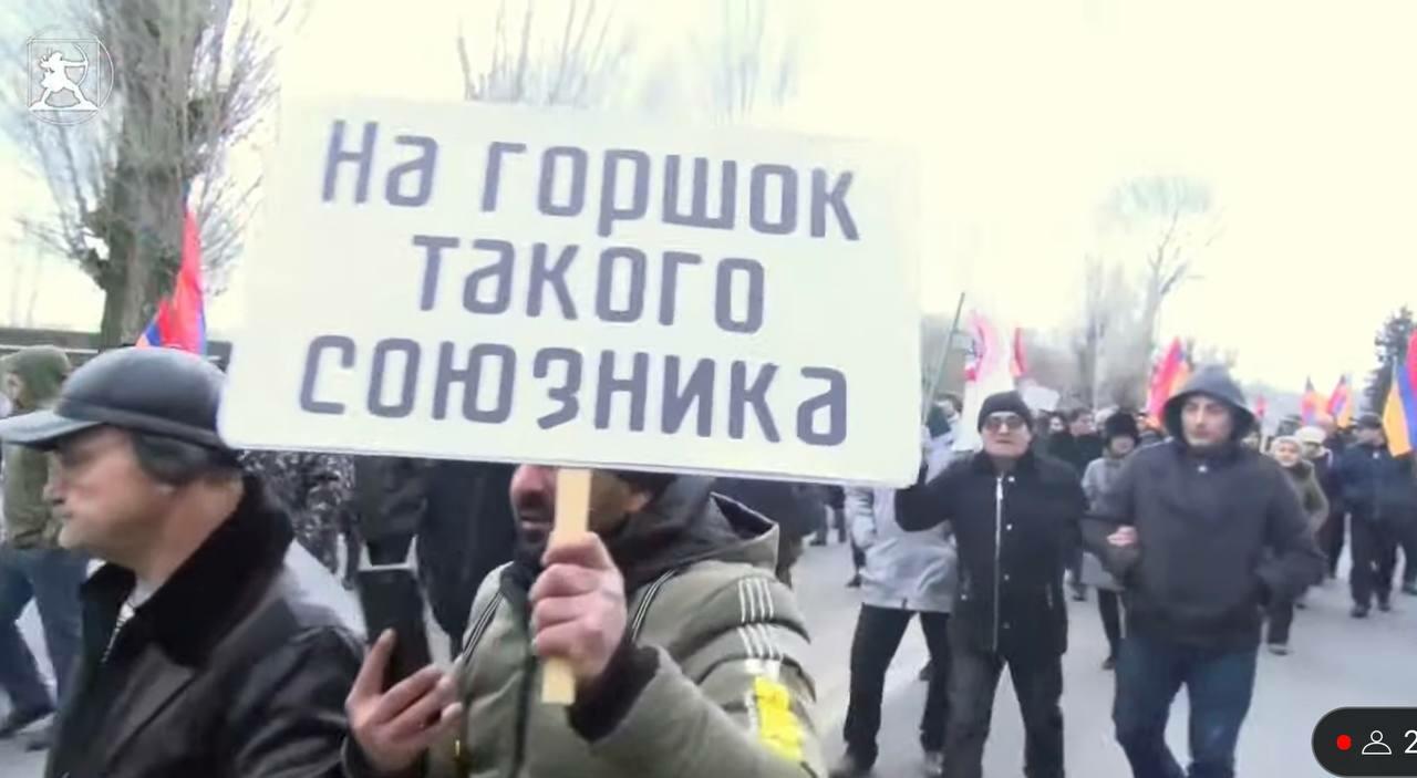 Армяне собрались на блокаду российской базы в Гюмри