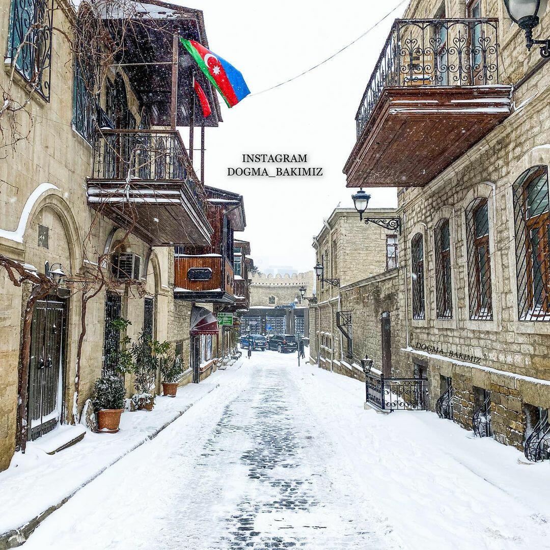 Редкая снежная зима в Баку