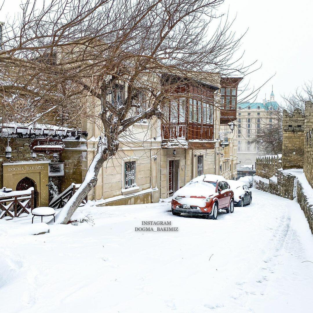 Редкая снежная зима в Баку