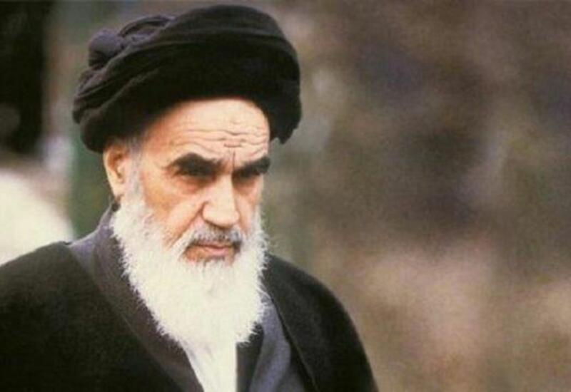 Портрет первого руководителя Ирана Хомейни около Парижа скроют