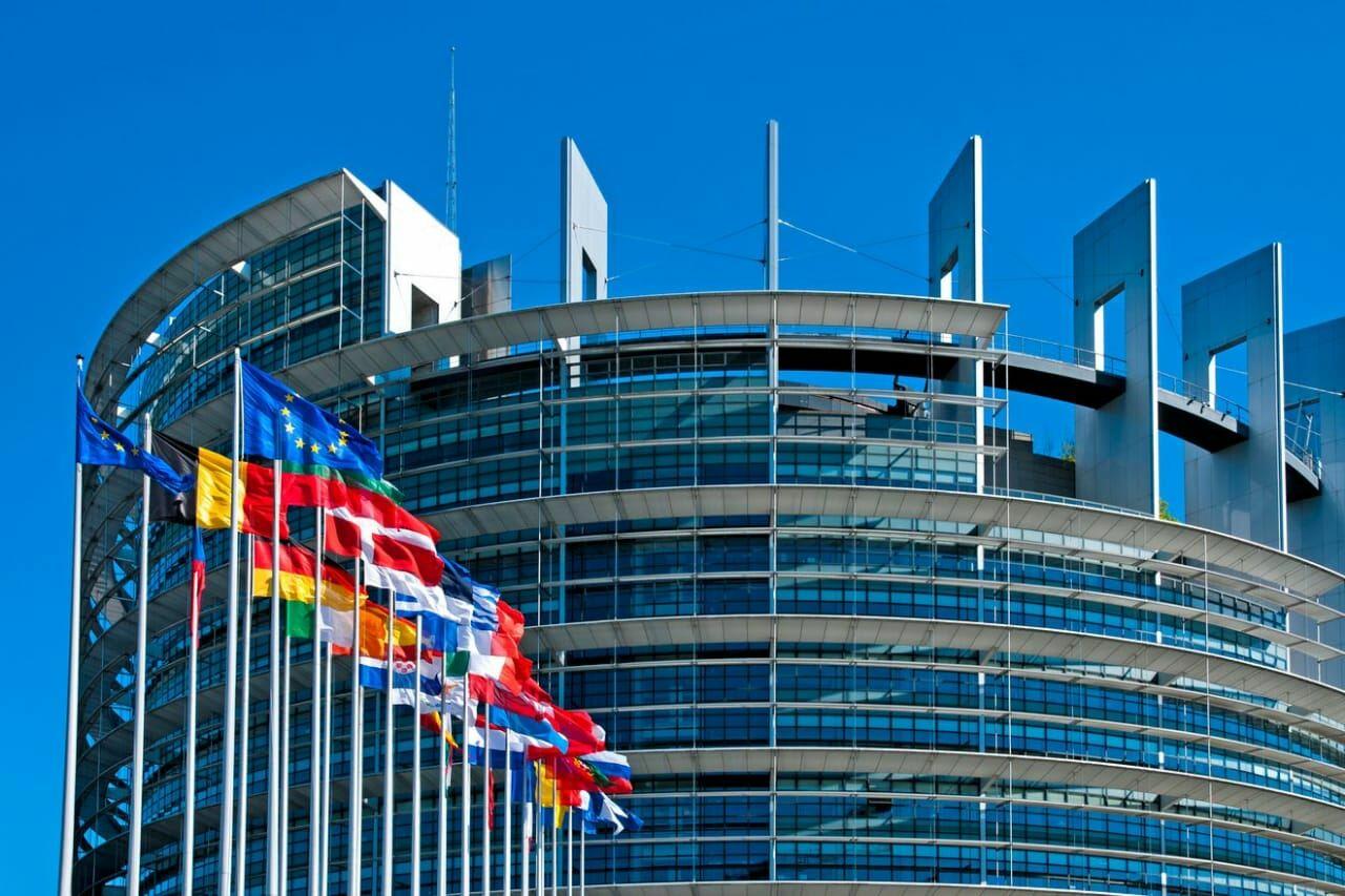 Цена клочка бумаги: что стоит за резолюцией Европарламента?