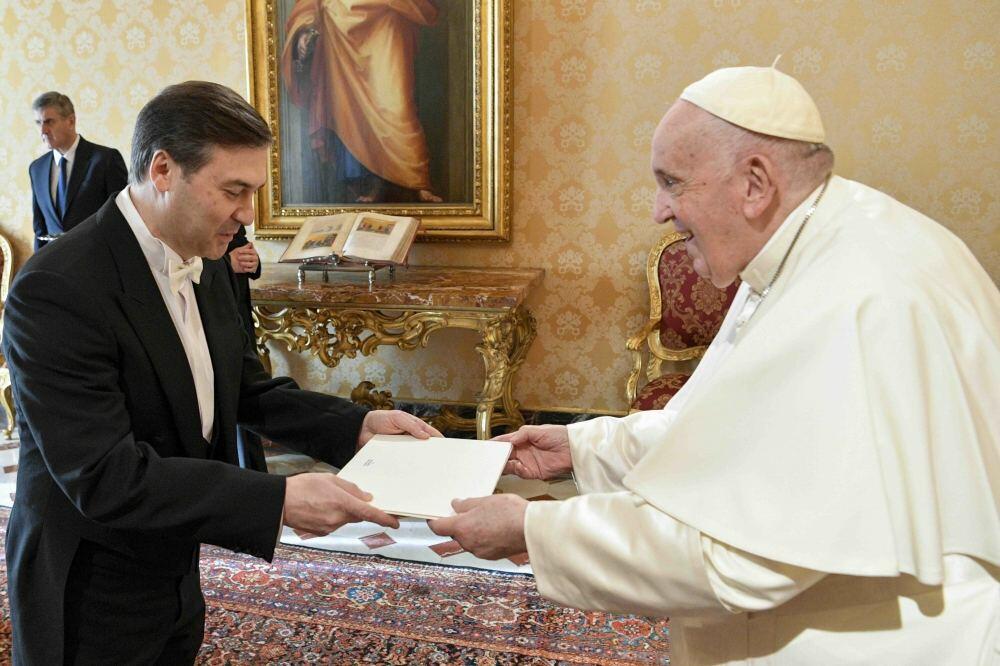 Посол Азербайджана вручил верительные грамоты Папе Франциску