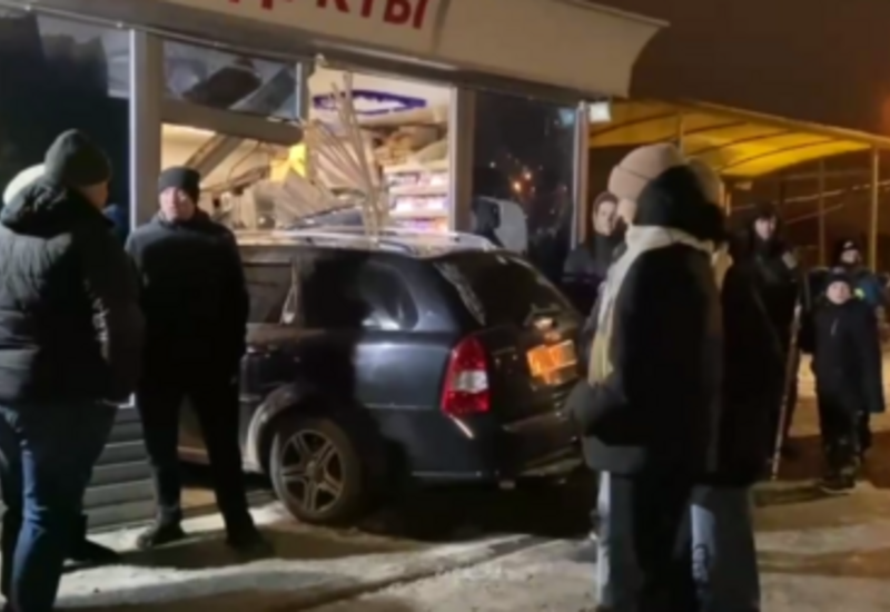 Автомобиль протаранил продуктовый магазин в России