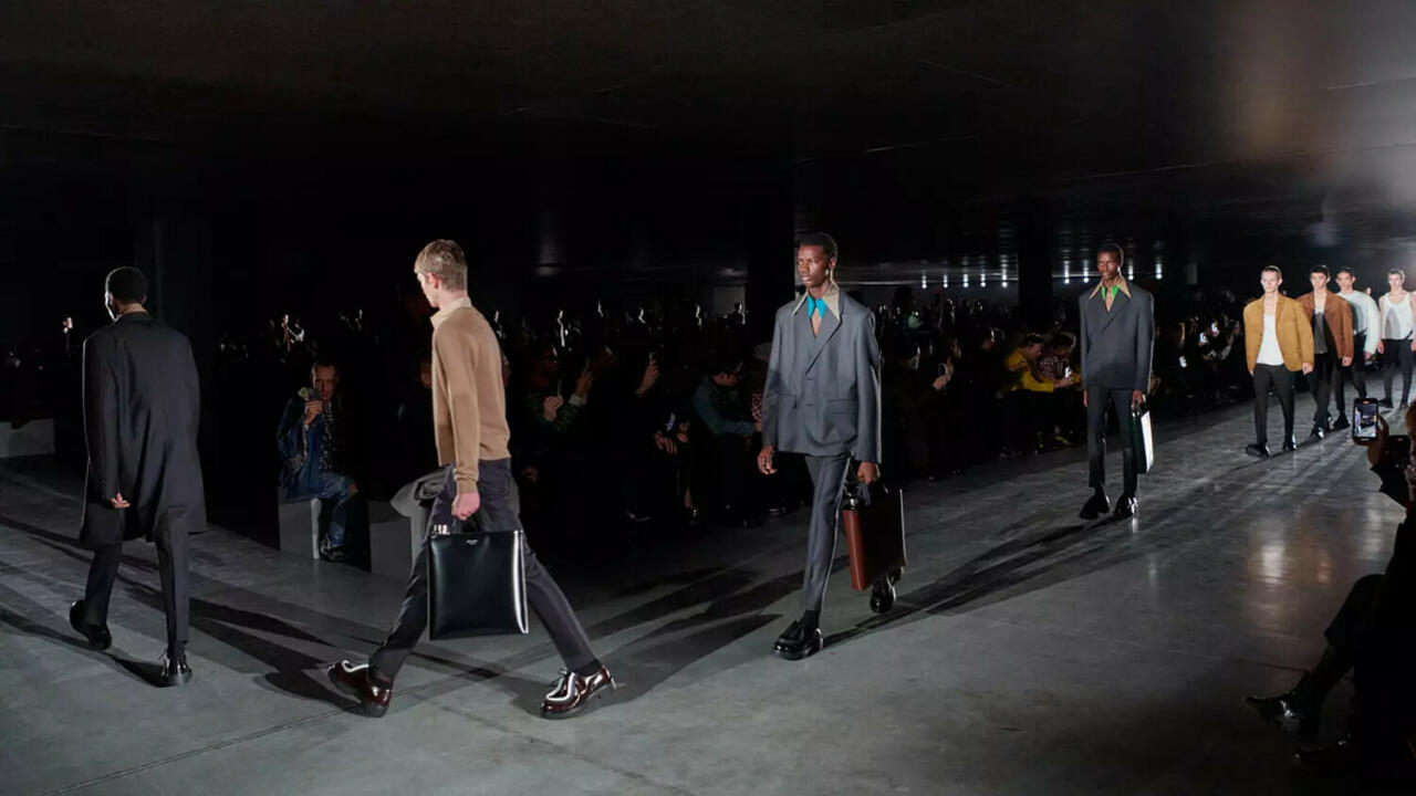 Модный дом Prada предложил мужчинам носить сумки в виде фляжек