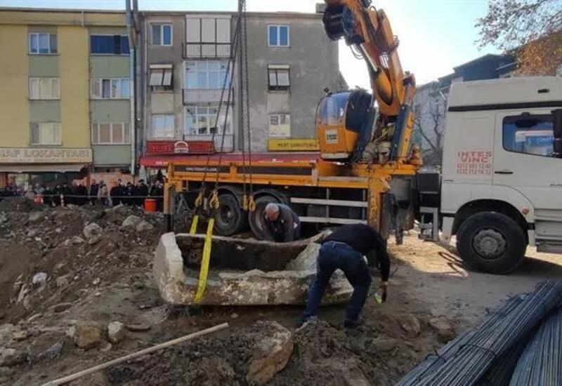 В Стамбуле снесли дом и нашли саркофаг с человеческими останками