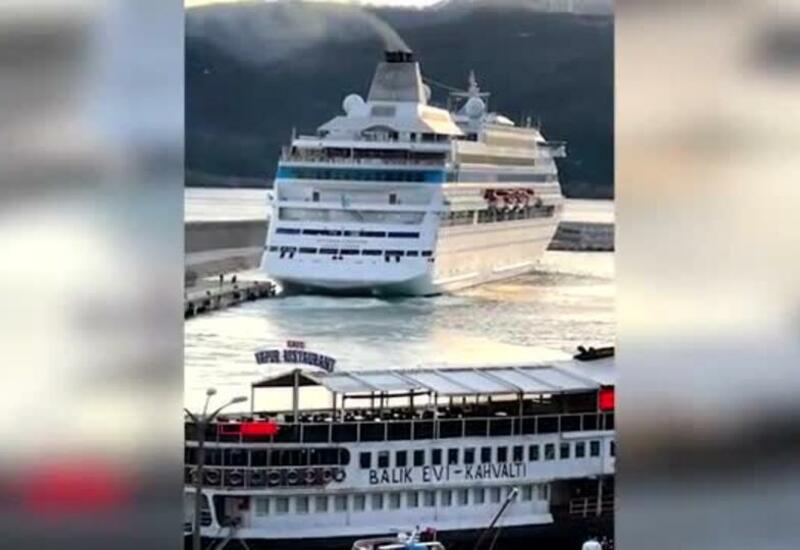 Российский круизный лайнер врезался в пристань в порту Турции