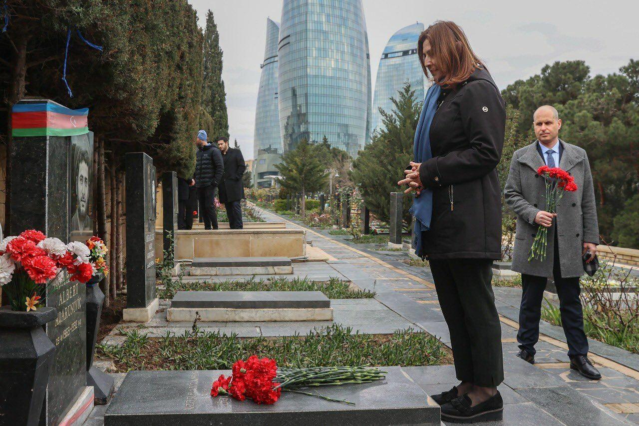 День всенародной скорби в азербайджане. Аллея шехидов Баку. Баку 20 января гвоздики.