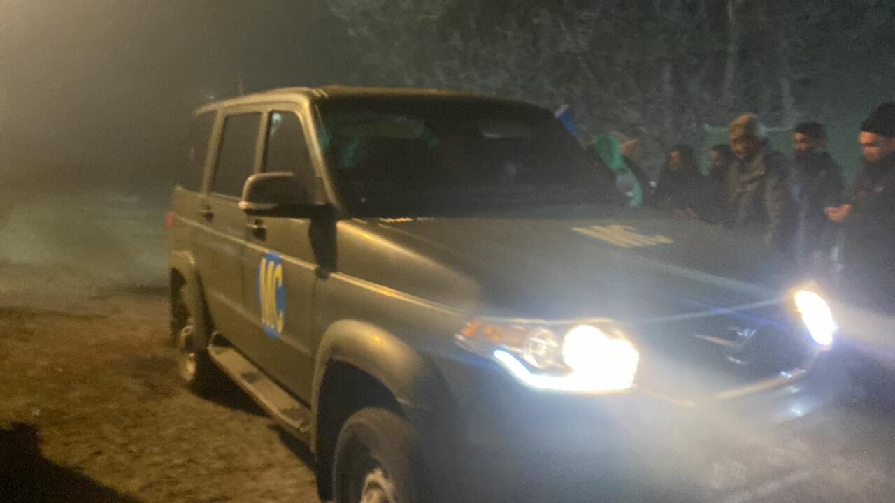 Легковая машина миротворцев проехала по Лачинской дороге