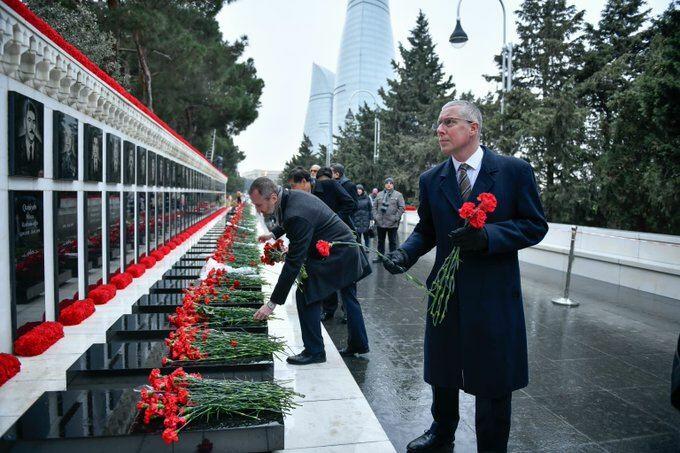Посол Великобритании в Азербайджане посетил Аллею шехидов
