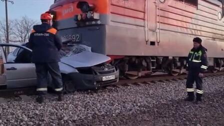 Столкновение поезда с легковушкой на Кубани