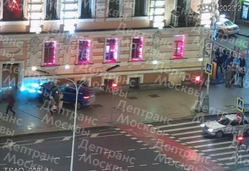 Автомобиль въехал в здание в центре Москвы