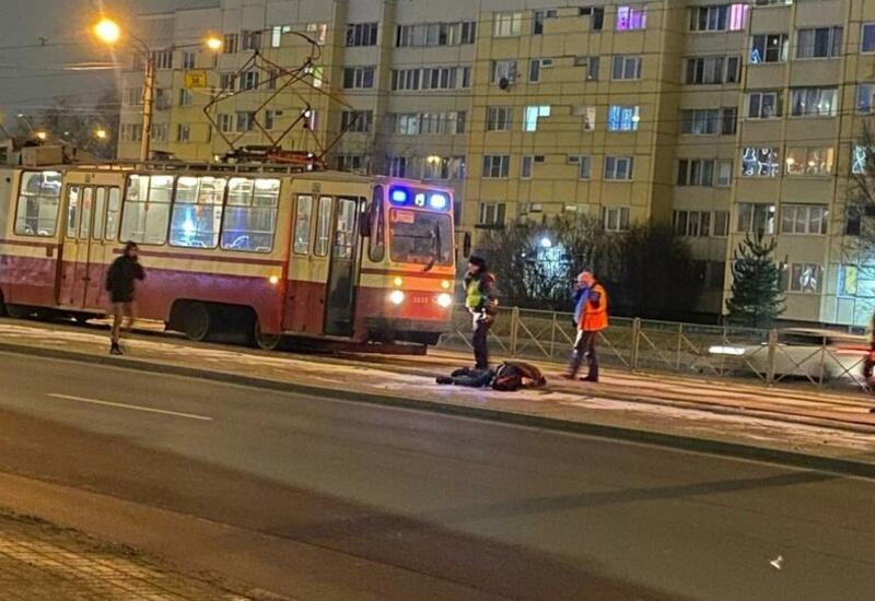 Попавшему под трамвай в Петербурге мужчине отрезало голову