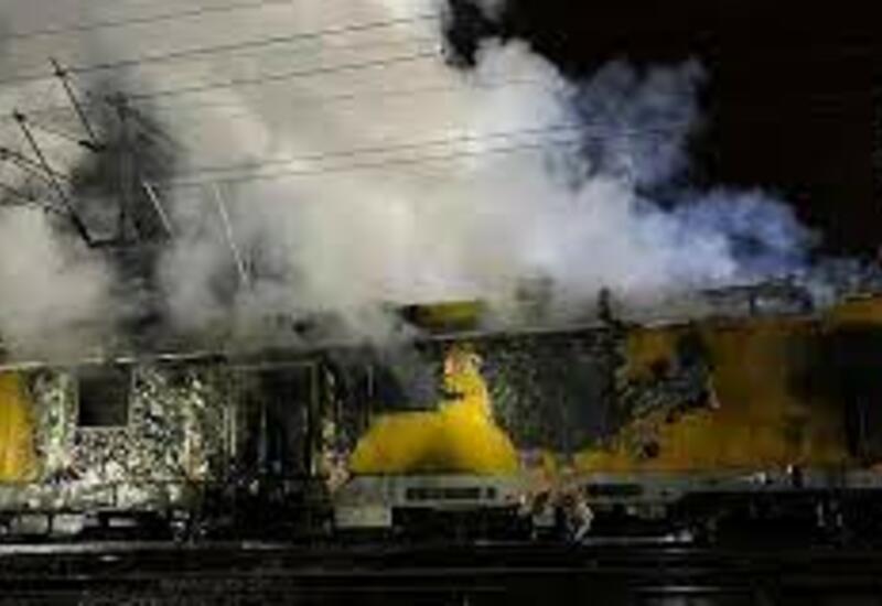 В Германии пожарным пришлось догонять пылающий поезд