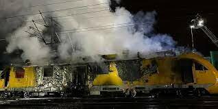 В Германии пожарным пришлось догонять пылающий поезд
