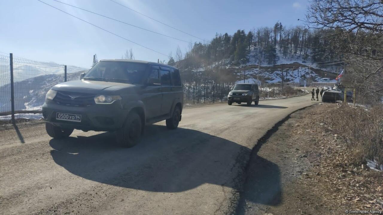 Rusiya sülhməramlılarına məxsus 2 minik avtomobili Laçın yolundan keçib