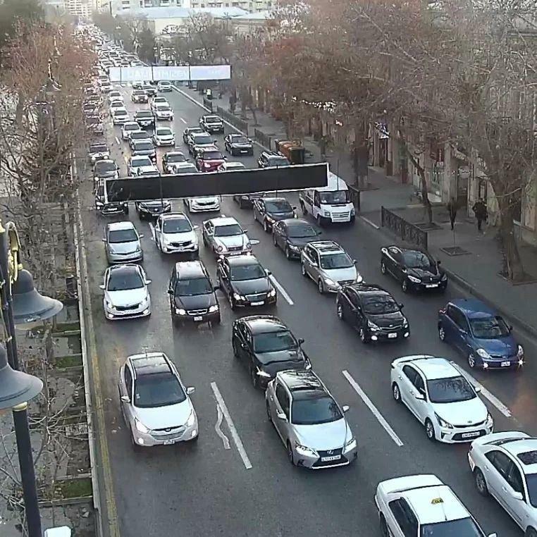 ​​​​​​​На ряде улиц Баку затруднено движение транспорта