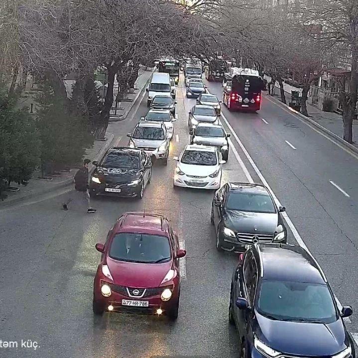 ​​​​​​​На ряде улиц Баку затруднено движение транспорта