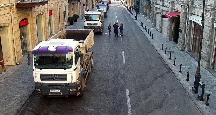В центре Баку ограничено движение транспорта