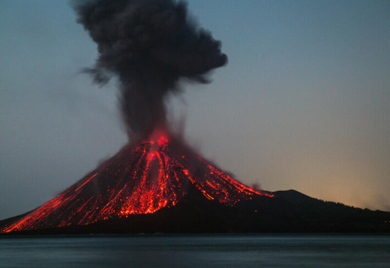 Кадры извержения вулкана в Индонезии