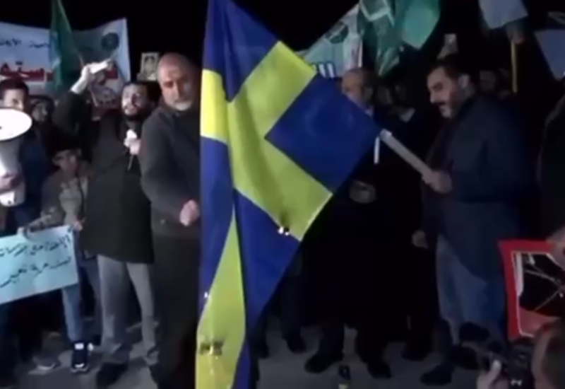 Акция протеста против сожжения Корана в Стокгольме набирает обороты