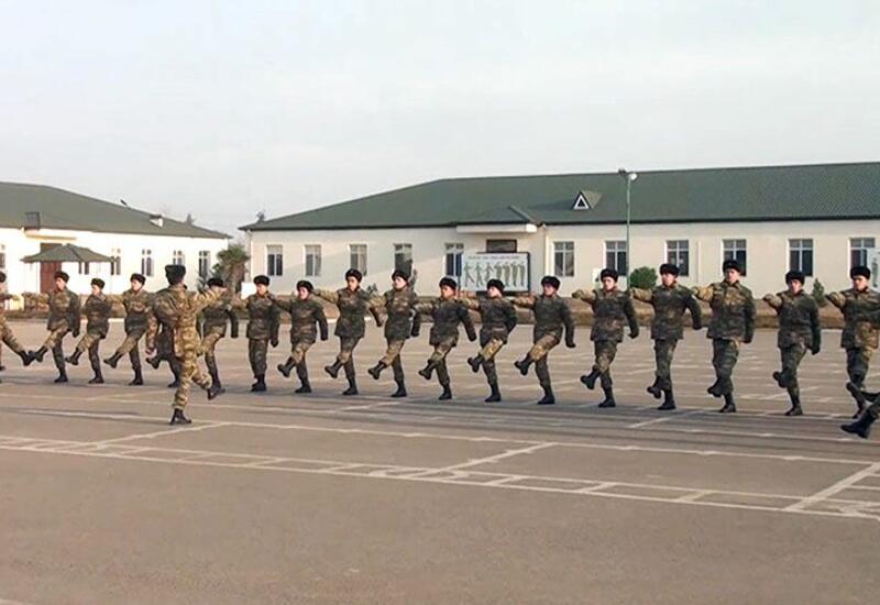 Продолжается прием призывников в воинские части азербайджанской армии