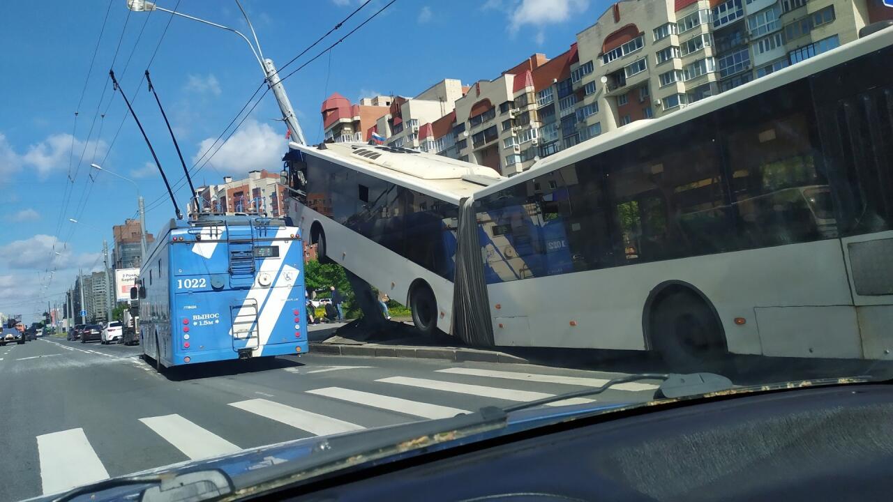 В России перевернулся автобус с пассажирами