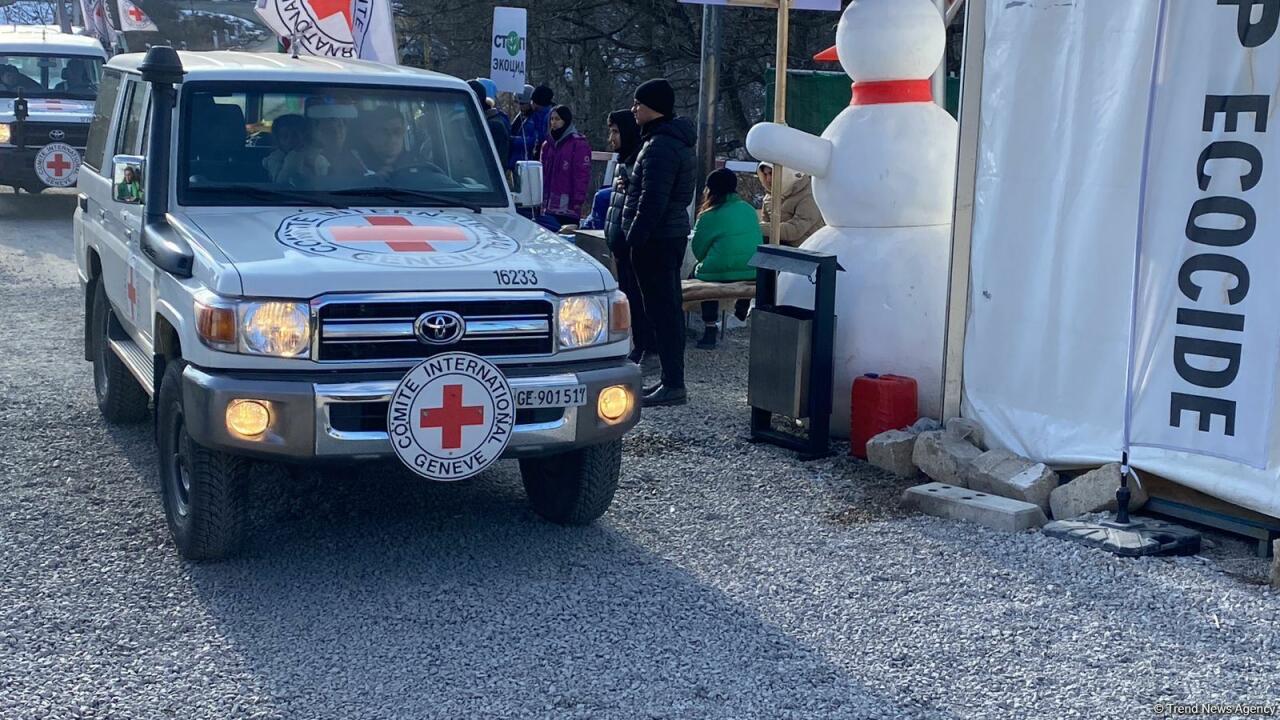 По Лачинской дороге беспрепятственно проехала колонна автомобилей Красного Креста