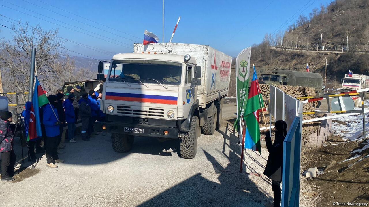 Еще 8 транспортных средств снабжения миротворцев проехали по Лачинской дороге
