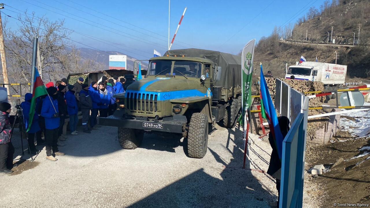 Еще 8 транспортных средств снабжения миротворцев проехали по Лачинской дороге