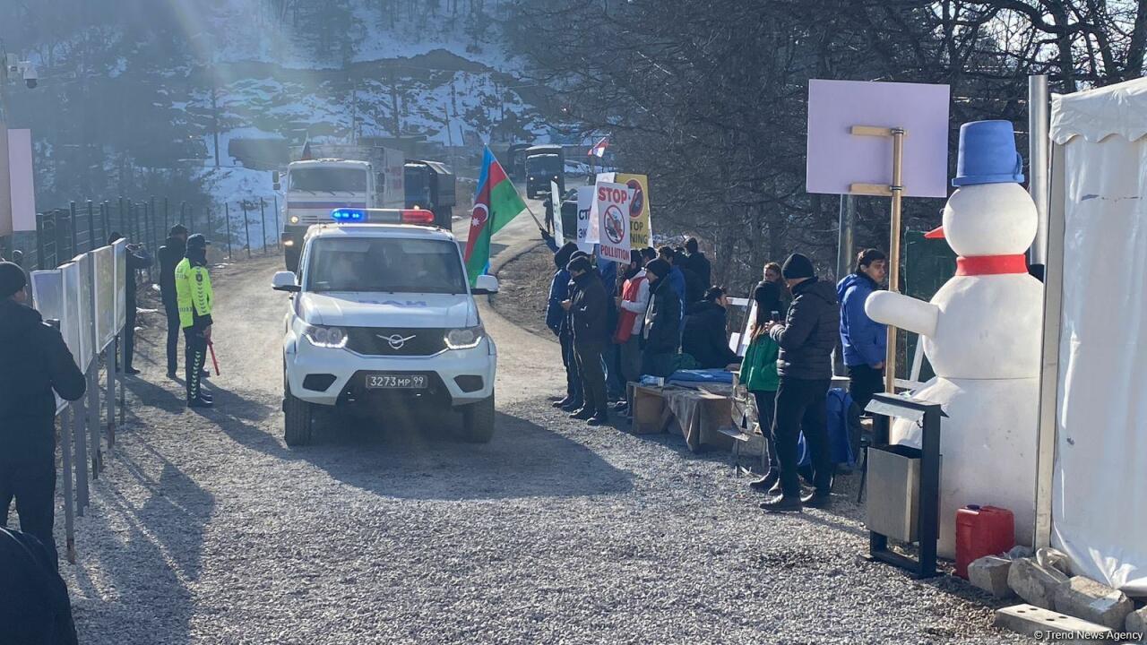 По Лачинской дороге беспрепятственно проехали еще 11 транспортных средств миротворцев