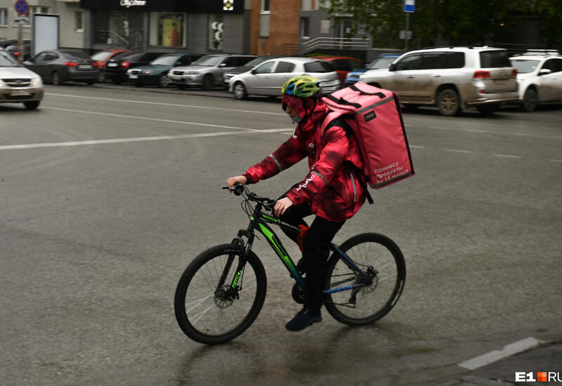 В Екатеринбурге легковушка снесла курьера на велосипеде