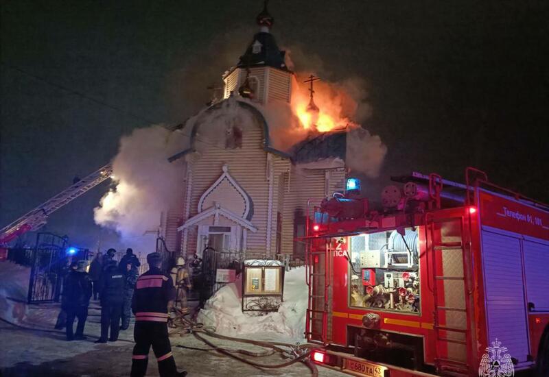 В России горит церковь