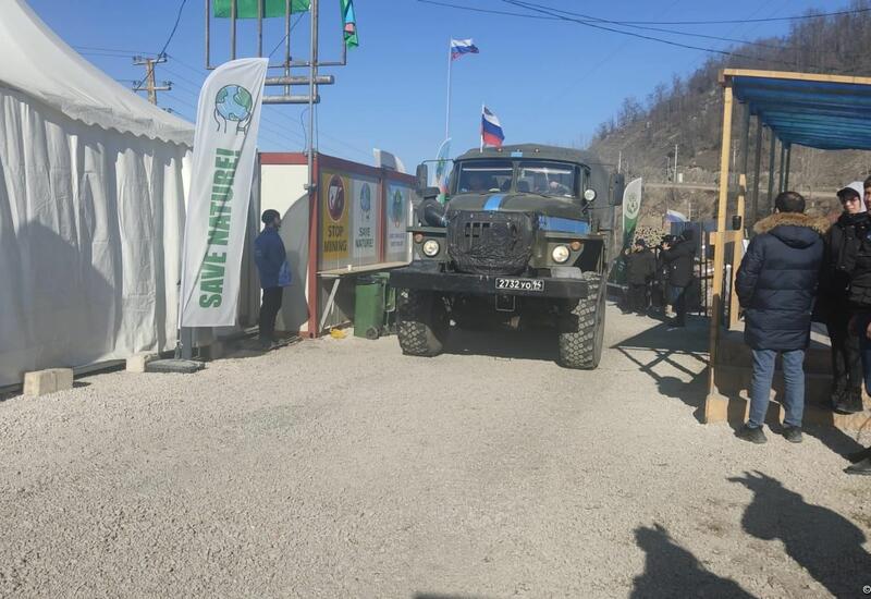 Еще две машины снабжения миротворцев проехали по Лачинской дороге