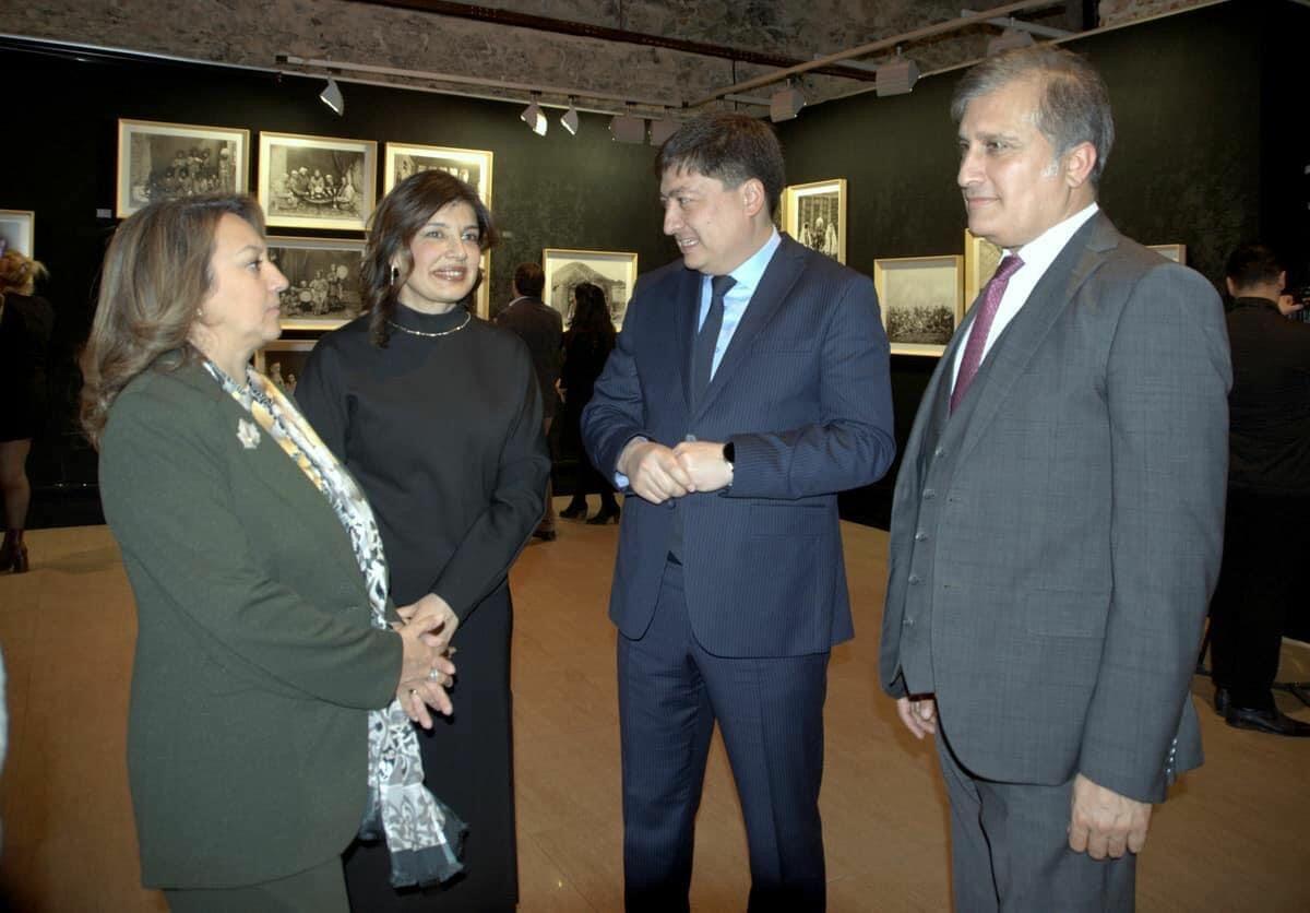 Международный фонд тюркской культуры и наследия провел в Стамбуле выставку фотографий из коллекции Дворца Йылдыз
