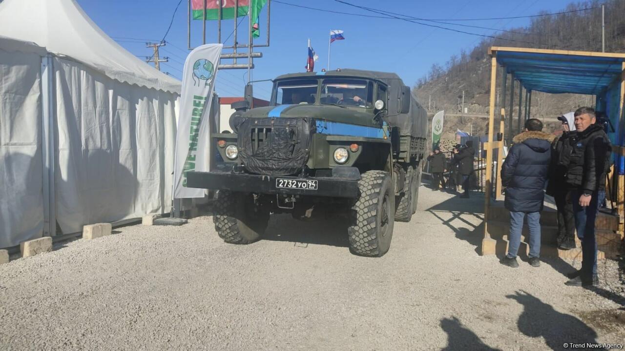 Еще две машины снабжения миротворцев проехали по Лачинской дороге