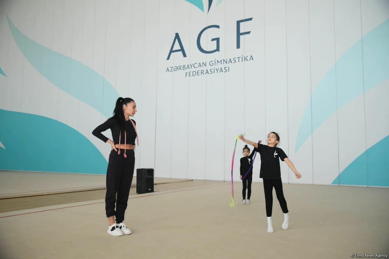 Гимнастки из Шамкира и Сумгайыта приехали на учебно-тренировочные сборы в Баку