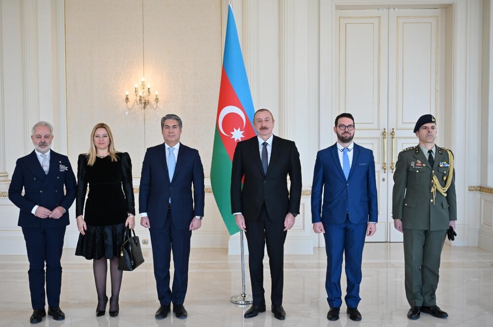 Президент Ильхам Алиев принял верительные грамоты нового посла Греции в Азербайджане