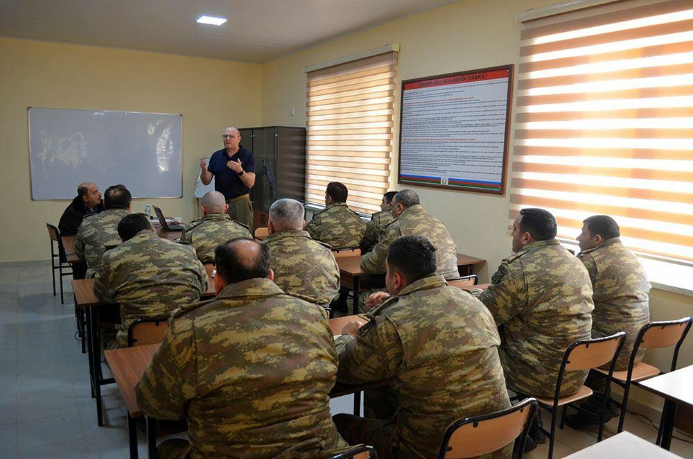 В азербайджанской армии проводится учебный курс с участием британских специалистов